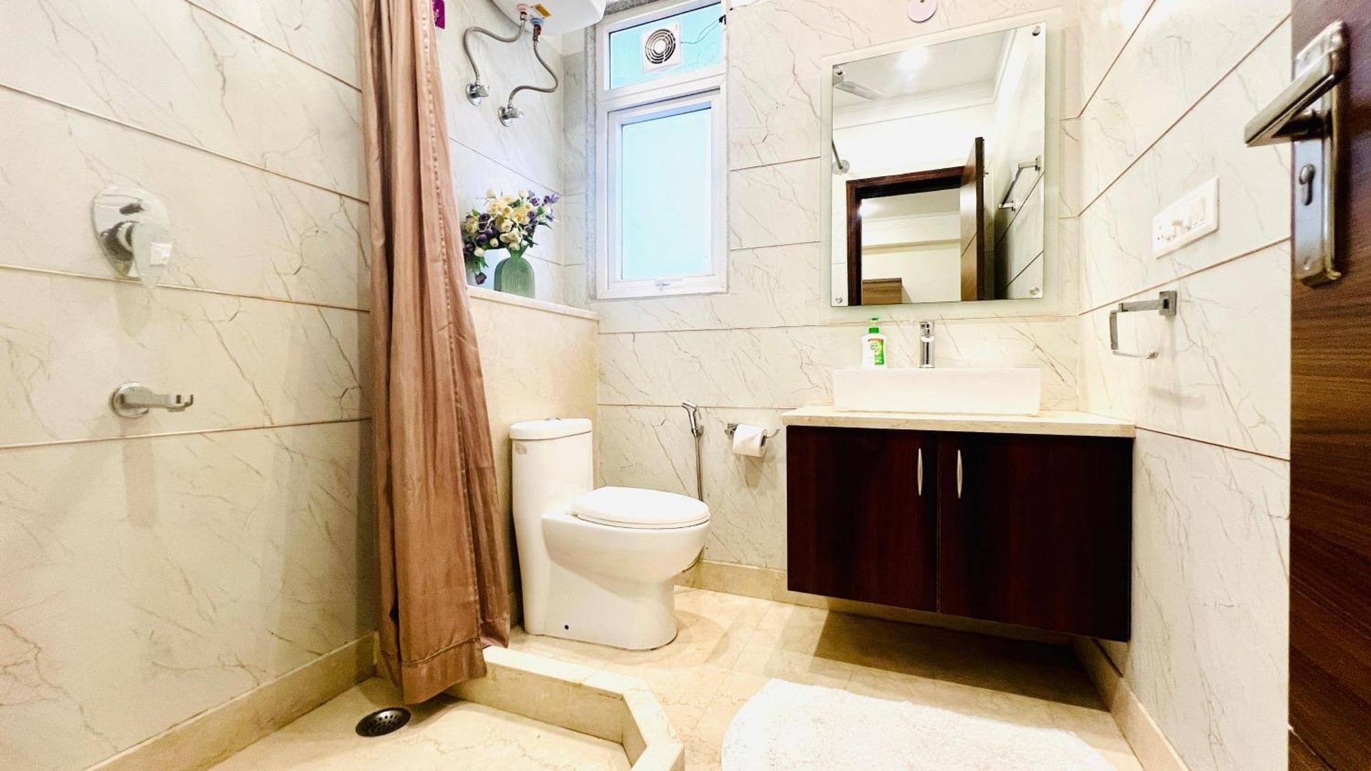 Bluo Studio4 Golf Course Road - Gym, Balcony, Lift Apartment *